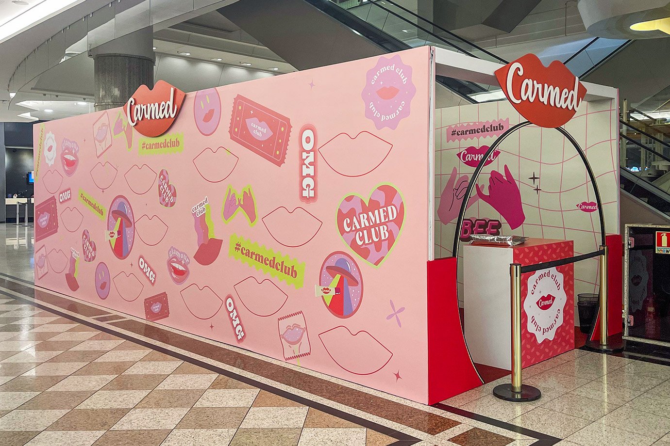 Cimed cria espaço de ativação de marca do hidratante labial Carmed