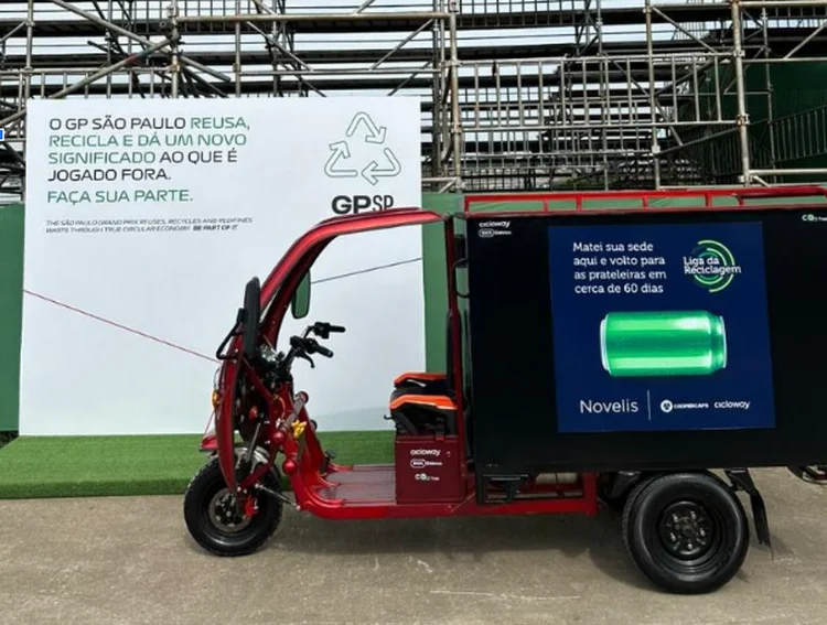 Durante os três dias do evento, as latinhas foram coletadas em todos os setores do Autódromo de Interlagos por meio de “Tuk tuks” elétricos, da Cicloway (Novelis/Divulgação)