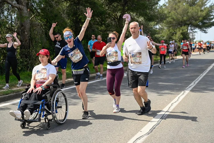 Participants running at Wings for Life World Run Flagship Run in Zadar, Croatia on May 07, 2023. // Marjan Radovic for Wings for Life World Run // Marjan Radovic for Wings for Life World Run // SI202305080429 // Usage for editorial use only // (Marjan Radovic/Divulgação)