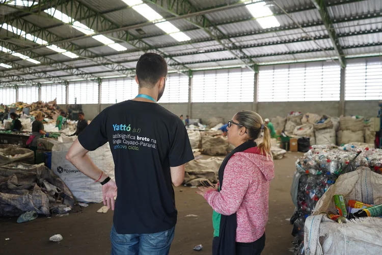 Guilherme Menezes:  analista de sourcing e logística, em visita em cooperativa parceira da Yattó. (Acervo Yattó/Divulgação)