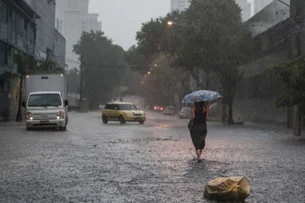 Chuva forte deixa 70 mil imóveis sem luz em SP e provoca alagamentos