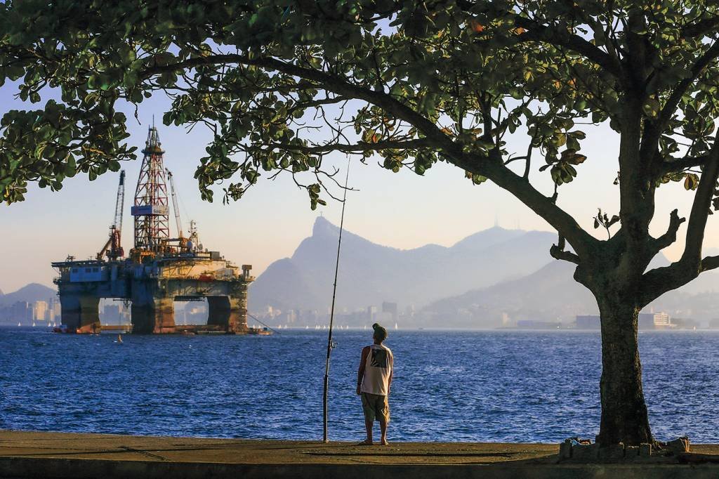Plataforma de petróleo na Baía da Guanabara: investimentos na produção de energia podem somar 489 bilhões de dólares até 2032 (Dado Galdieri/Bloomberg/Getty Images)