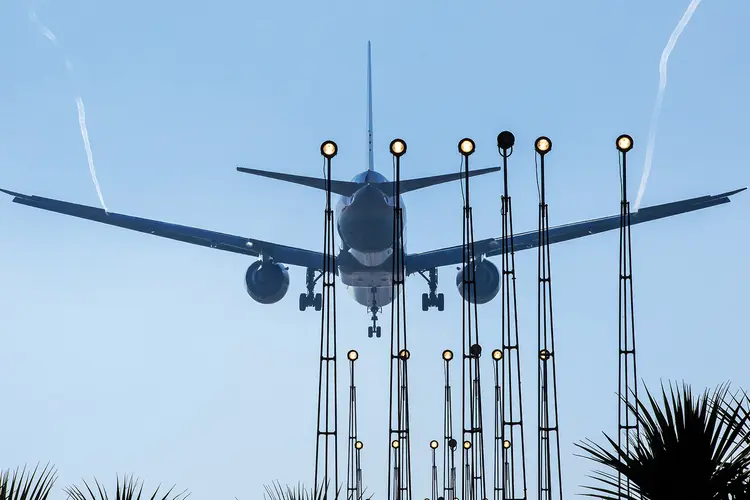 Avião no aeroporto de Guarulhos: empresas vão apresentar plano de redução das passagens (Claudio Capucho/Getty Images)