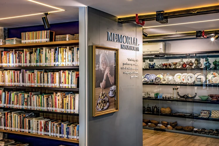 Biblioteca em homenagem à escritora e jornalista Nina Horta na unidade de São Paulo: culinária para além da prática. (Ricardo Dangelo/Divulgação)