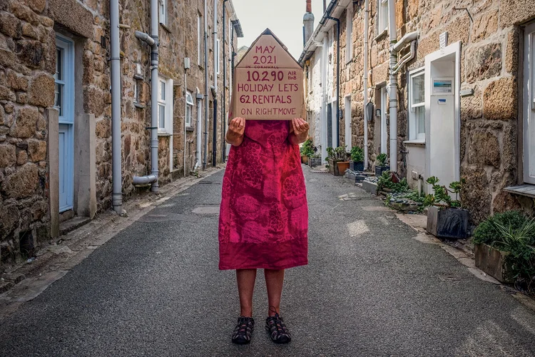Airbnb: protestos em várias cidades, como este, em Cornwall, Reino Unido, pediram medidas para conter alta de aluguéis gerada pelo turismo (Gav Goulder/In Pictures/Getty Images)