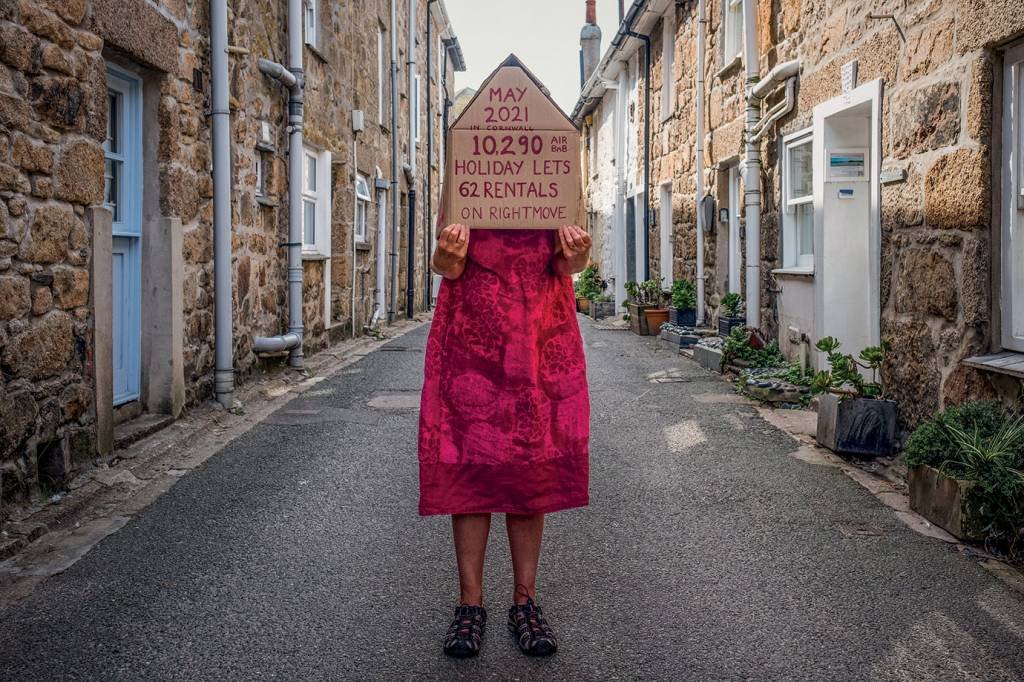 Airbnb: protestos em várias cidades, como este, em Cornwall, Reino Unido, pediram medidas para conter alta de aluguéis gerada pelo turismo (Gav Goulder/In Pictures/Getty Images)