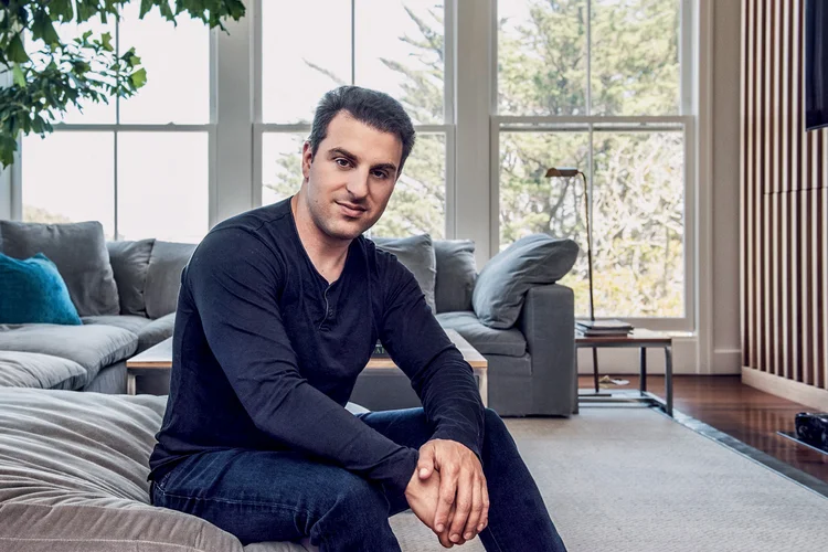 Brian Chesky, CEO do Airbnb, defende a ideia de que a autonomia total não é desejada pela maioria dos trabalhadores e sugere que empreendedores busquem maior independência criando suas próprias empresas. (Jessica Chou/Divulgação)