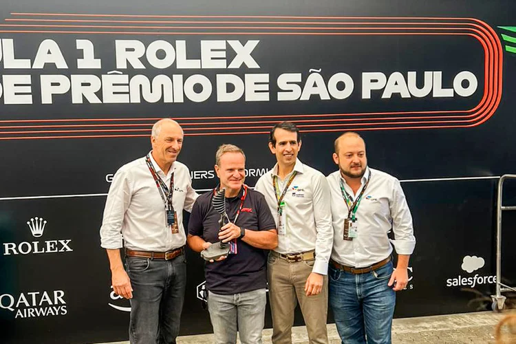 Homenagem da Gerdau a Rubens Barrichello: entrega foi feita em comemoração aos 30 anos de estreia dele na F1