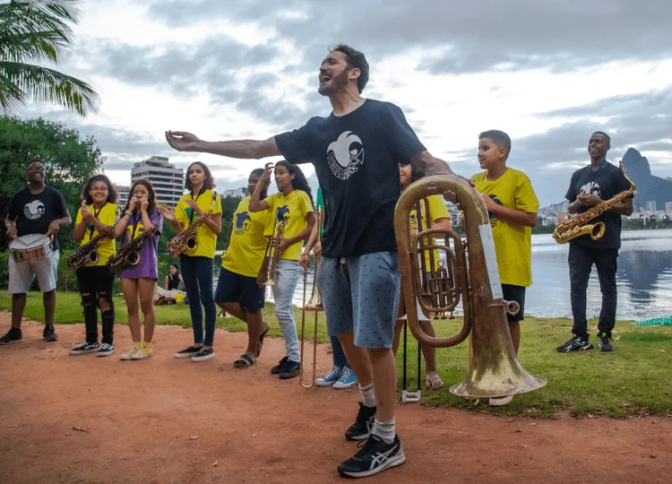 Aula em grupo ao ar livre do Favela Brass, projeto apoiado pela PRIO (favelabrass.org/Reprodução)