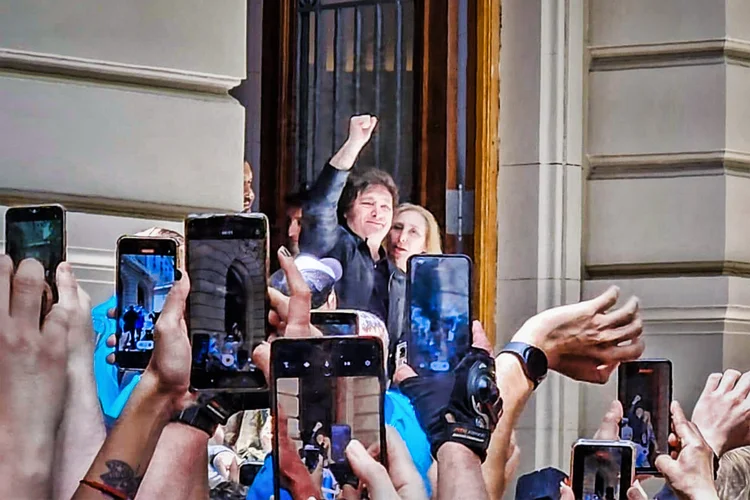 Milei cumprimenta apoiadores ao votar no domingo, 19, em Buenos Aires (Luciano Pádua/Exame)