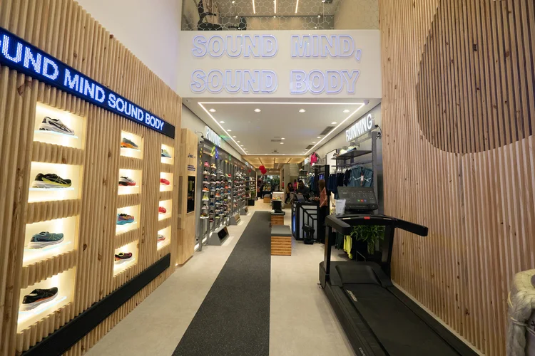Asics na Oscar Freire: loja tem 320 metros quadrados e muita tecnologia. (Michel Souza /Divulgação)