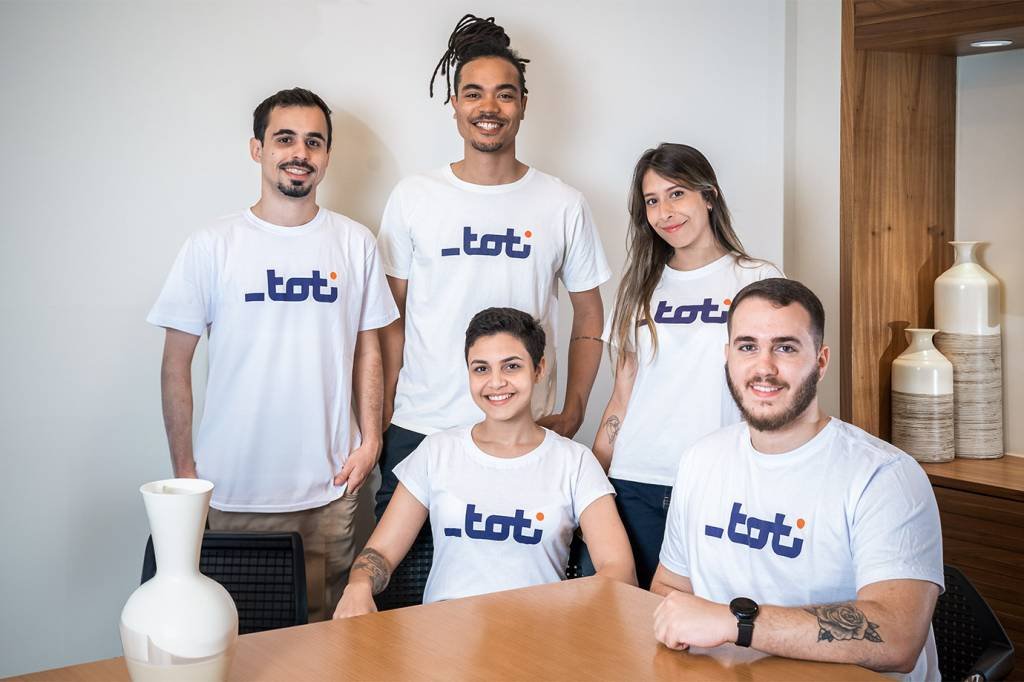 Diogo Nogueira, Caio Rodrigues e Giulia Torres, Bruna Amaral, e Eduardo Caldeira, da Toti: startup quer ajudar refugiados a achar empregos (Toti/Divulgação)