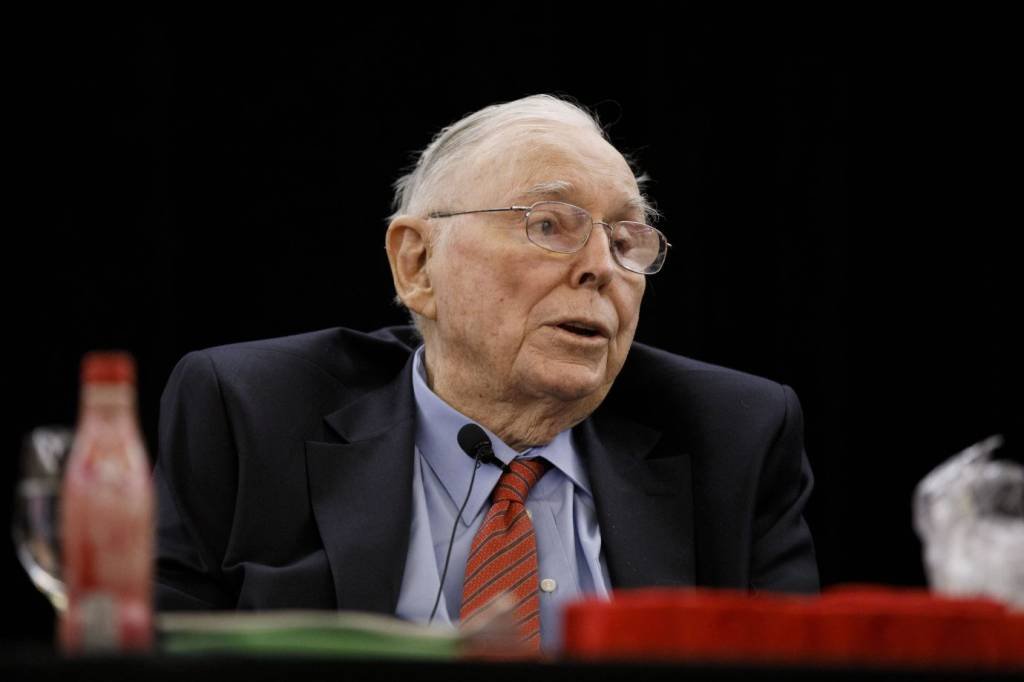 Quem foi Charlie Munger, homenageado em carta anual de Warren Buffett