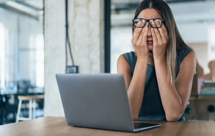 Em 2023, 31% das pessoas que responderam à pesquisa estavam em nível crítico de esgotamento emocional, se sentindo quase todos os dias ou todos os dias esgotadas ao final do expediente (Divulgação:  filadendron/Getty Images)