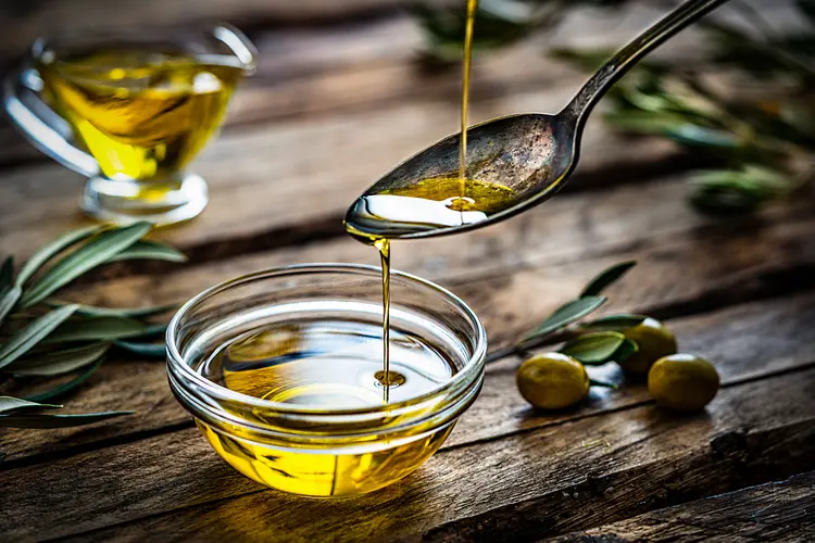O termo extravirgem é uma classificação de qualidade do azeite e indica que o óleo foi obtido exclusivamente a partir do fruto da oliveira  (Royalty-free/Getty Images)