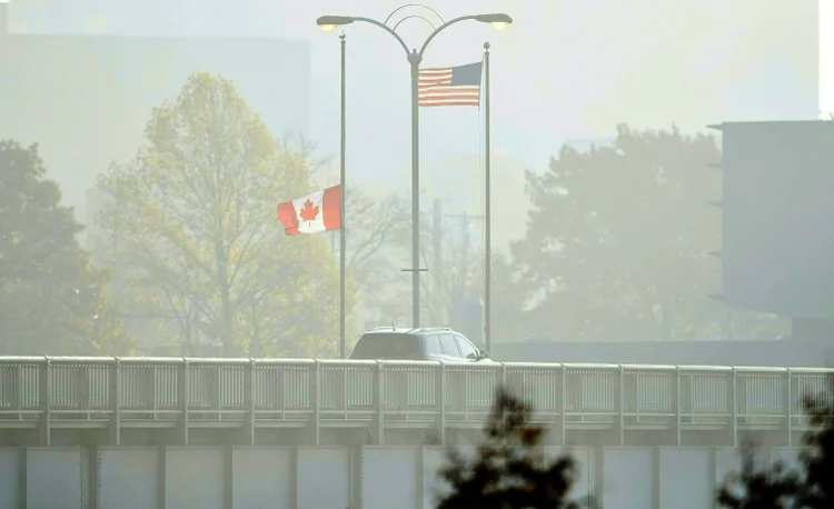 Devido ao ocorrido, a fronteira entre os dois países foi fechada, próxima à Ponte do Arco-Íris, sobre as cataratas do Niágara (GEOFF ROBINS/AFP/Getty Images)