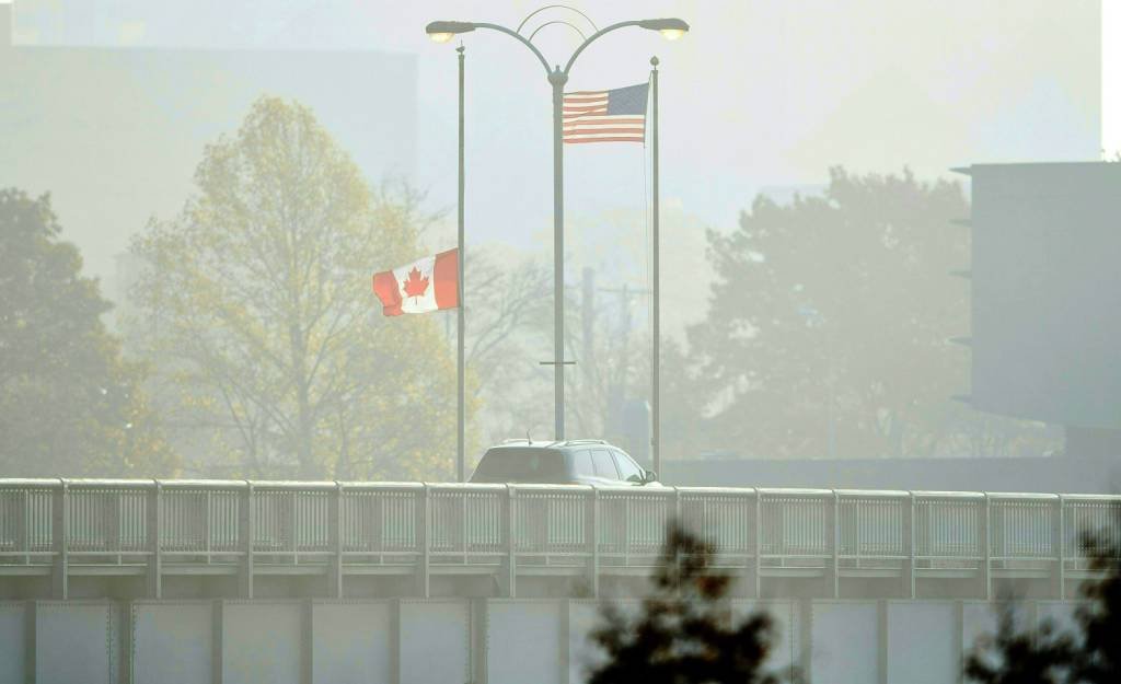 EUA fecha quatro fronteiras com Canadá após explosão de carro em posto de controle; FBI investiga