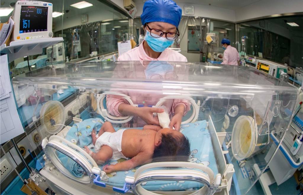 China: Além da inclusão da fertilização in vitro no convênio médico, algumas regiões reduziram os requisitos para receber benefícios do seguro de maternidade (CFOTO/Future Publishing/Getty Images)