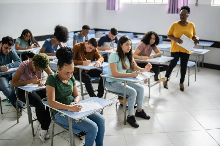 Ensino médio: alunos recebem dinheiro por matrícula e por aprovação no ano letivo (FG Trade/Getty Images)