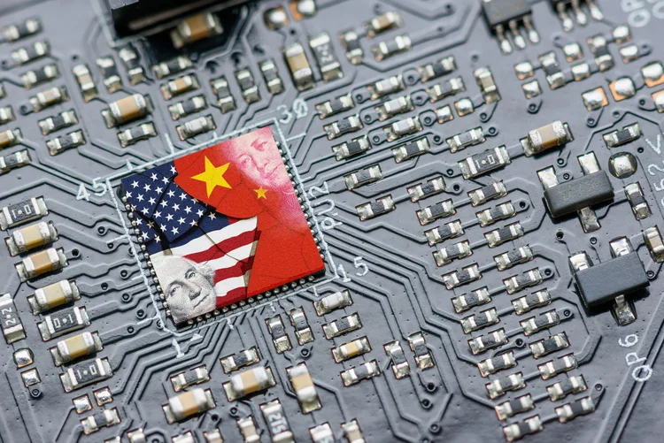 Disputa tecnológica entre Washington e Pequim no campo dos chips envolve IA e parceiros comerciais