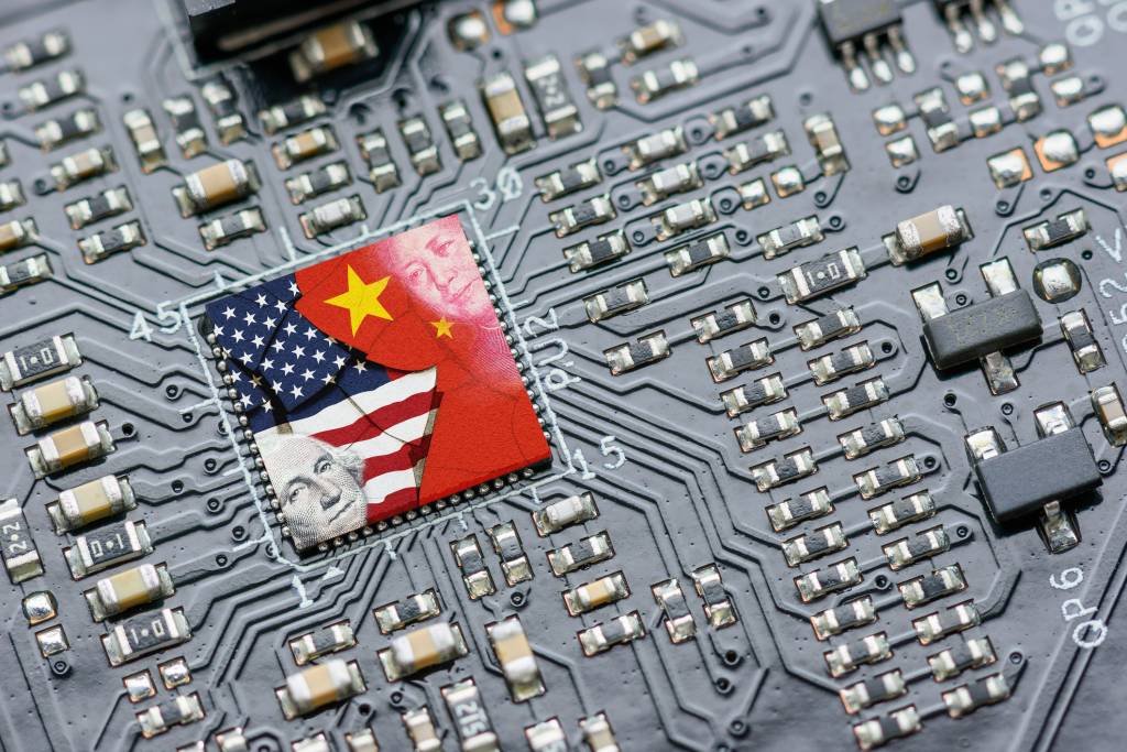 Maior fabricante de semicondutores da China capta bilhões para seguir com a guerra dos chips
