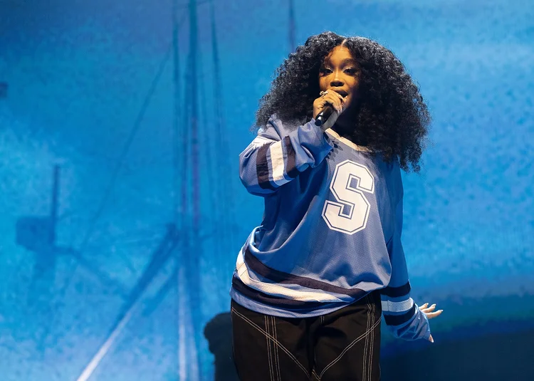 Grammy 2024: Um dos destaques da lista é a cantora SZA que aparece no topo com nove indicações ao todo (Andrew Chin/Getty Images)