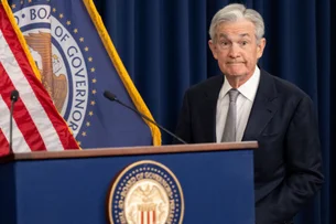 Fed mantém taxa de juro e evita 'queda forte' no bitcoin, que recua para US$ 65 mil