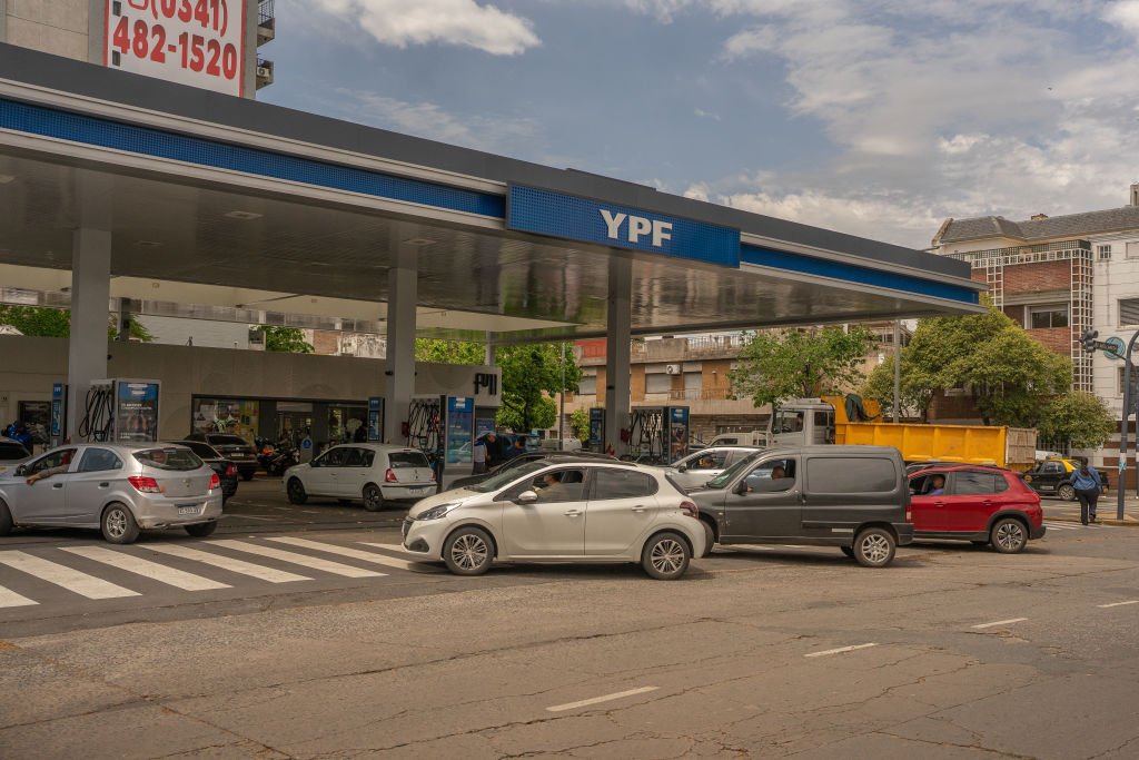 Após vitória de Milei, petrolífera da Argentina dispara 40% na bolsa com promessa de privatização