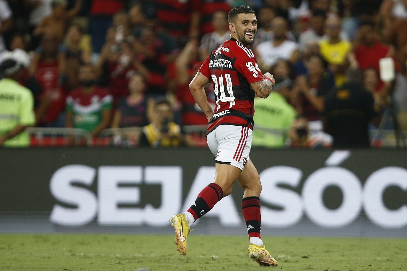 Bruno Henrique e Arrascaeta se tornam os maiores campeões da história do Flamengo