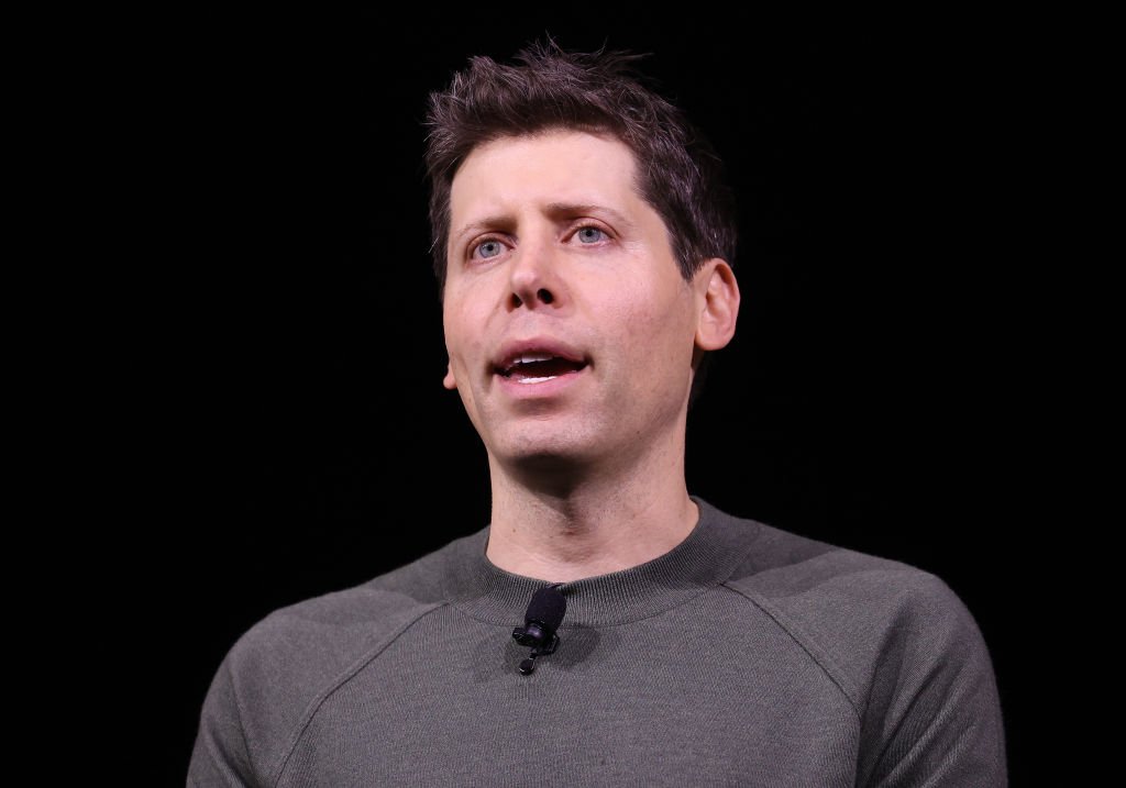 Sam Altman não é mais CEO da OpenAI após decisão do conselho; entenda a queda de braço