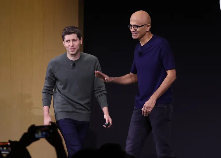 O CEO da Microsoft, Satya Nadella, cumprimenta o ex-CEO da OpenAI, Sam Altman: encontro na primeira conferência Open AI DevDay (Justin Sullivan/Getty Images)