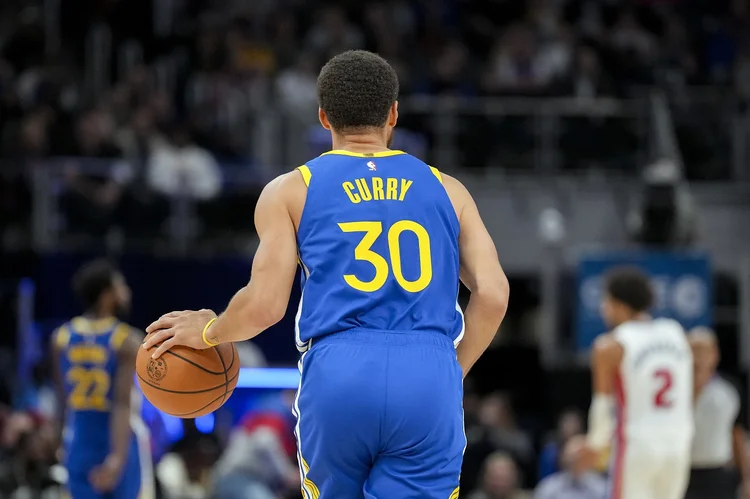 Parecia que a noite seria de Stephen Curry e do Golden State Warriors, mas um colapso no último quarto fez com que uma vantagem que chegou a ser de 14 pontos fosse dilapidada (Nic Antaya/Getty Images)