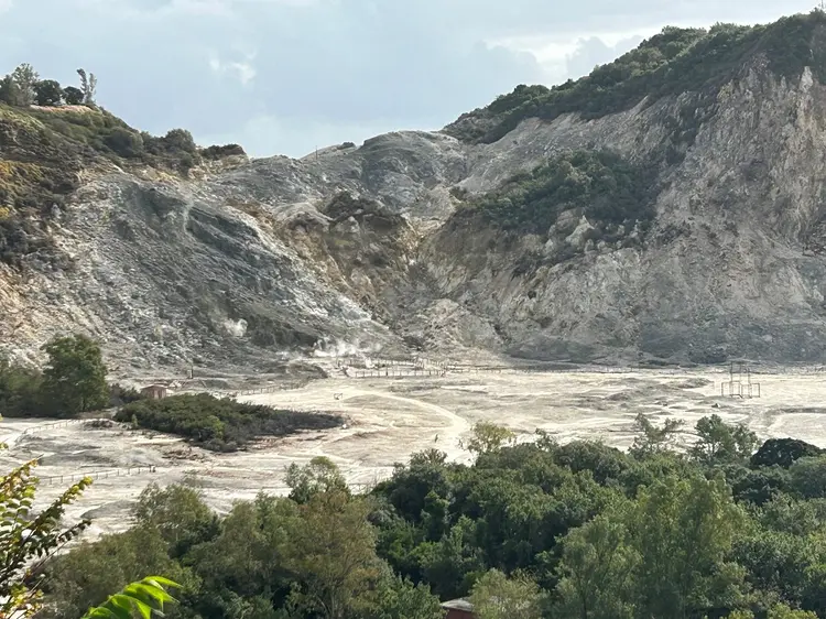 Campos Flégreos: O supervulcão é composto por uma série de crateras e caldeiras, sendo a Solfatara uma das mais conhecidas, com suas fumarolas sulfurosas e solos quentes (Christoph Sator/Getty Images)