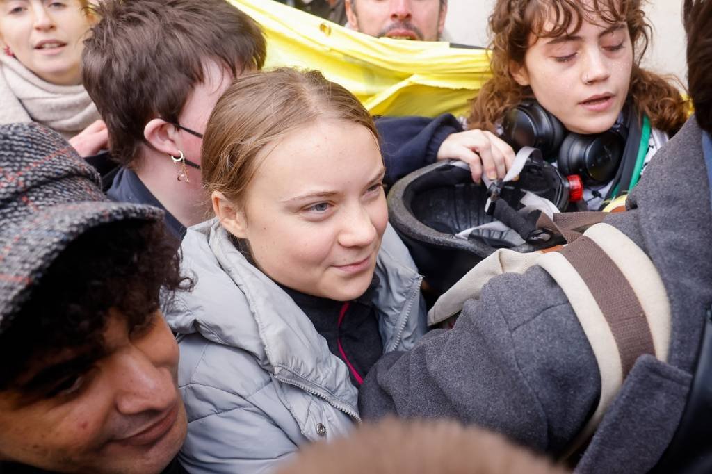 Greta Thunberg, que anunciou em 2023 que acabaria com o seu movimento de "greve escolar" ao concluir o ensino médio, tornou-se símbolo global de uma geração que luta pelo clima (Carlos Jasso/Getty Images)