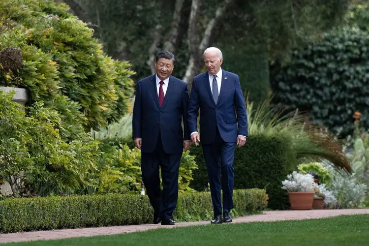 Xi Jinping e Joe Biden em encontro na California (BRENDAN SMIALOWSKI/AFP /Getty Images)