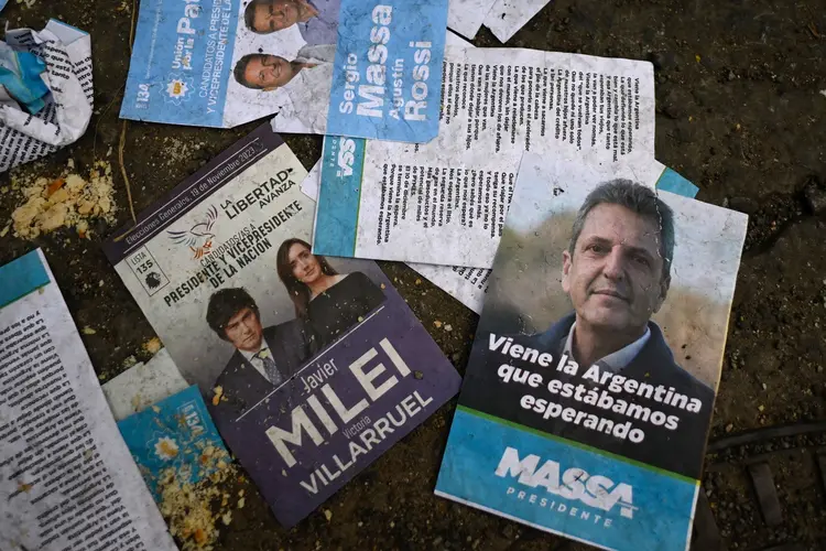 as chances de Milei e Massa no 2º turno segundos as casas de apostas (LUIS ROBAYO/AFP/Getty Images)