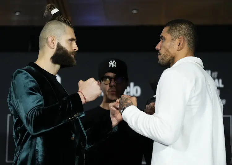 UFC 295: Atual número 3 do peso meio-pesado, Alex estreou na divisão neste ano, com uma vitória por decisão dividida em julho sobre o ex-campeão Jan Blachowicz (Jeff Bottari/Getty Images)