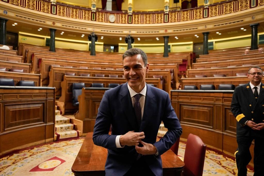 Pedro Sánchez é reeleito premiê da Espanha, após controversa anistia a separatistas
