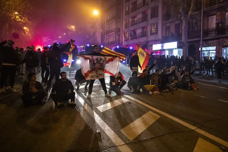 Protestos na Espanha: No fim da noite, após os manifestantes começarem a jogar mais objetos contra os policiais, como garrafas e latas de tinta (Pedro Blazquez Dominguez/Getty Images)