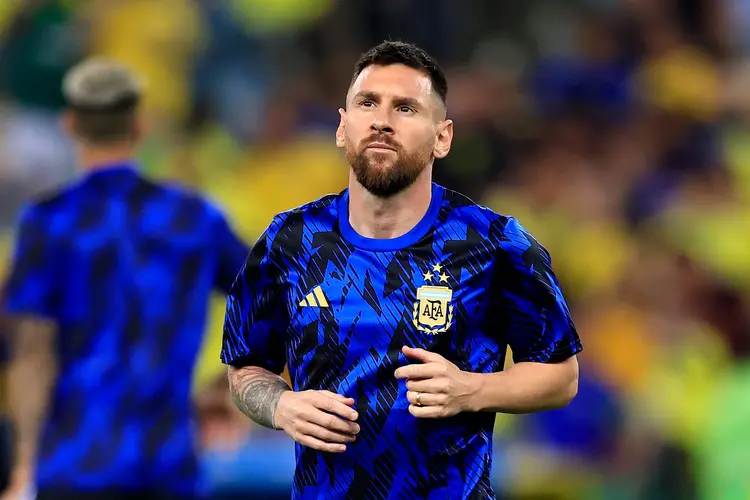 RIO DE JANEIRO, BRAZIL - NOVEMBER 21: Lionel Messi of Argentina warms up prior to a FIFA World Cup 2026 Qualifier match between Brazil and Argentina at Maracana Stadium on November 21, 2023 in Rio de Janeiro, Brazil. (Photo by Buda Mendes/Getty Images) (Buda Mendes/Getty Images)