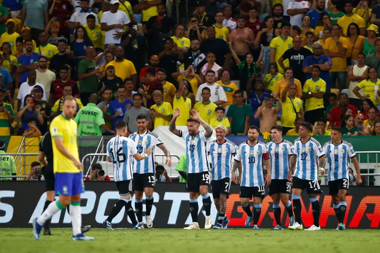 Brasil x Argentina: Com a derrota, a equipe comandada por Fernando Diniz caiu para a sexta colocação (Wagner Meier/Getty Images)