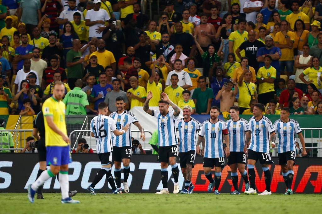 Jogo de futebol brasil x argentina apresentado com bandeira de seu país