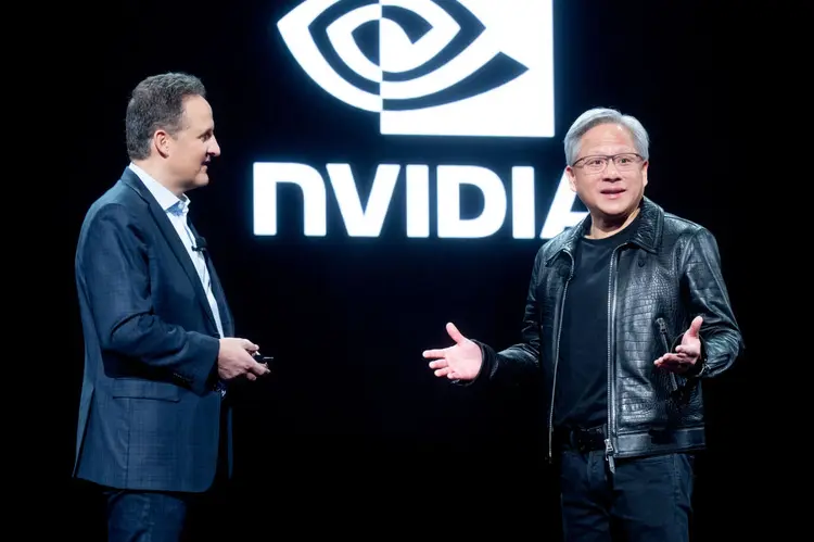 Encontro simbólico: Jensen Huang, CEO da Nvidia, ao lado do CEO da AWS, Adam Selipsky (Noah Berger/Getty Images)