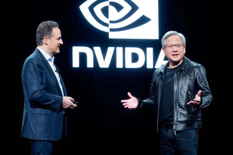 Adam Selipsky, CEO da Amazon Web Services (AWS), e Jensen Huang, CEO da Nvidia: novas rivais? (Noah Berger/Getty Images)