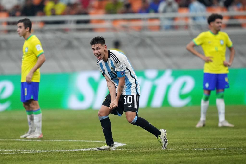 Brasil x Argentina: Com três gols de Echeverri, a seleção comandada por João Camargo encontrou dificuldades durante todo o jogo (Alex Caparros/Getty Images)