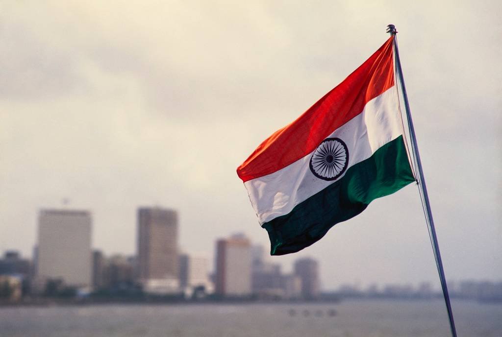 VHM-81527 : indian flags flying ; bombay skyline ; bombay mumbai ; maharashtra ; india (Getty Images/Reprodução)