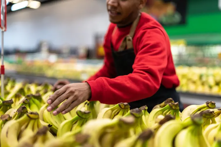 Frutas no supermercado: Banana prata ou nanica, caberá à IA descobrir (FG Trade/Getty Images)