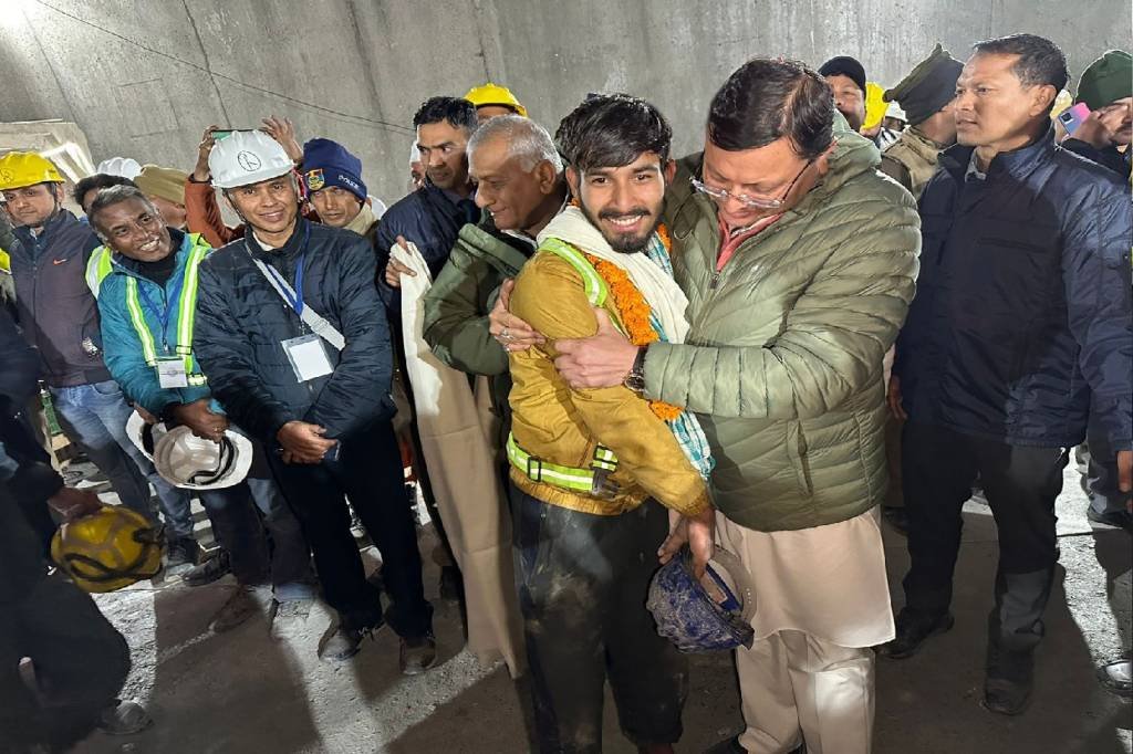 Trabalhadores que ficaram 17 dias presos em túnel na Índia são indenizados em R$ 5,8 mil