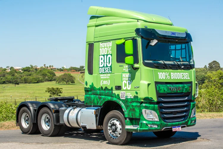 Caminhão da DAF que participa de testes utilizando biodiesel 100% produzido pela JBS