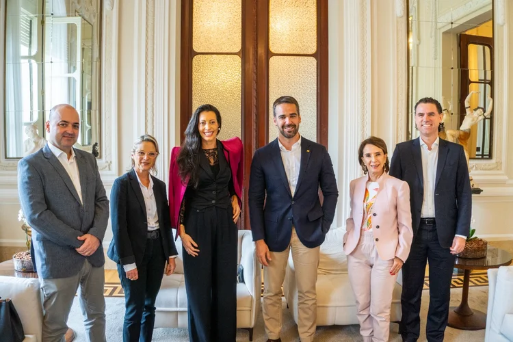 Coronel Luciano Boeira, Chefe da Defesa Civil do RS, Izabel Matte, Secretária de Obras Públicas do RS, Tatiana Monteiro de Barros, Movimento União BR, Eduardo Leite, Governador do RS, Raquel Teixeira, Secretária da Educação do RS, Fabrício Peruchin, ex-Secretário de Habitação e Regularização Fundiária do RS e atual Secretário da Justiça, Cidadania e Direitos Humanos do RS (Felipe Homem Sander - FHS Filmes e Produções/Divulgação)